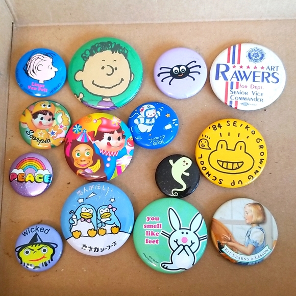 14 BUTTONS PINS - Picture 1 of 4